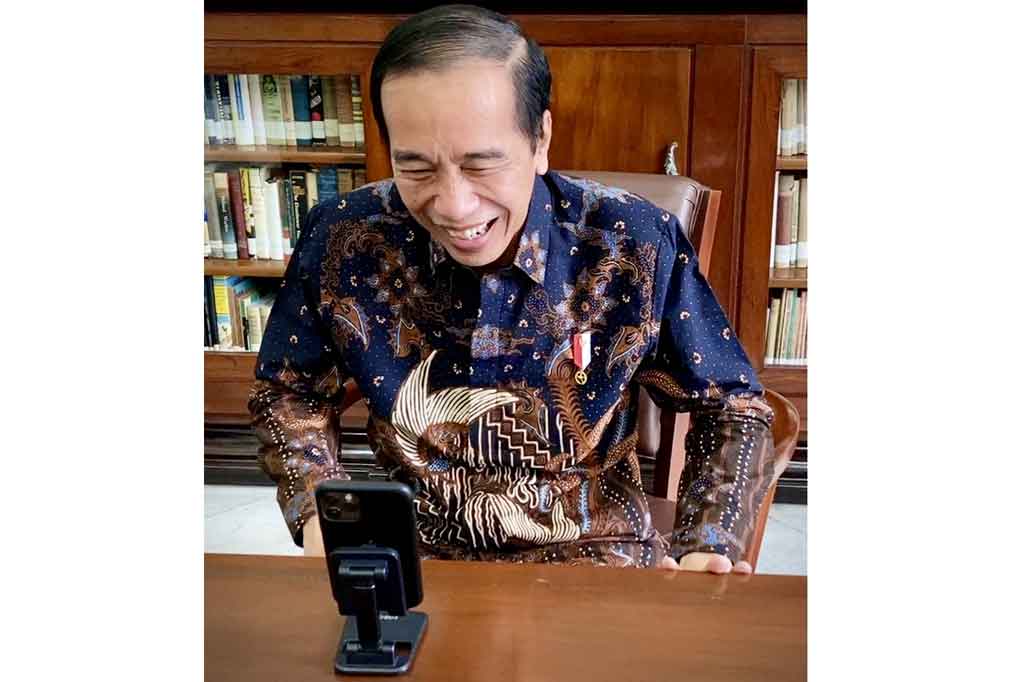 Presiden Joko Widod melakukan panggilan video dengan Greysia Polii dan Apriyani Rahayu, setelah ganda putri bulu tangkis Indonesia tersebut meraih medali emas di perhelatan olahraga akbar Olimpiade Tokyo 2020. 