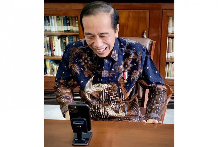 Presiden Joko Widod melakukan panggilan video dengan Greysia Polii dan Apriyani Rahayu, setelah ganda putri bulu tangkis Indonesia tersebut meraih medali emas di perhelatan olahraga akbar Olimpiade Tokyo 2020. 