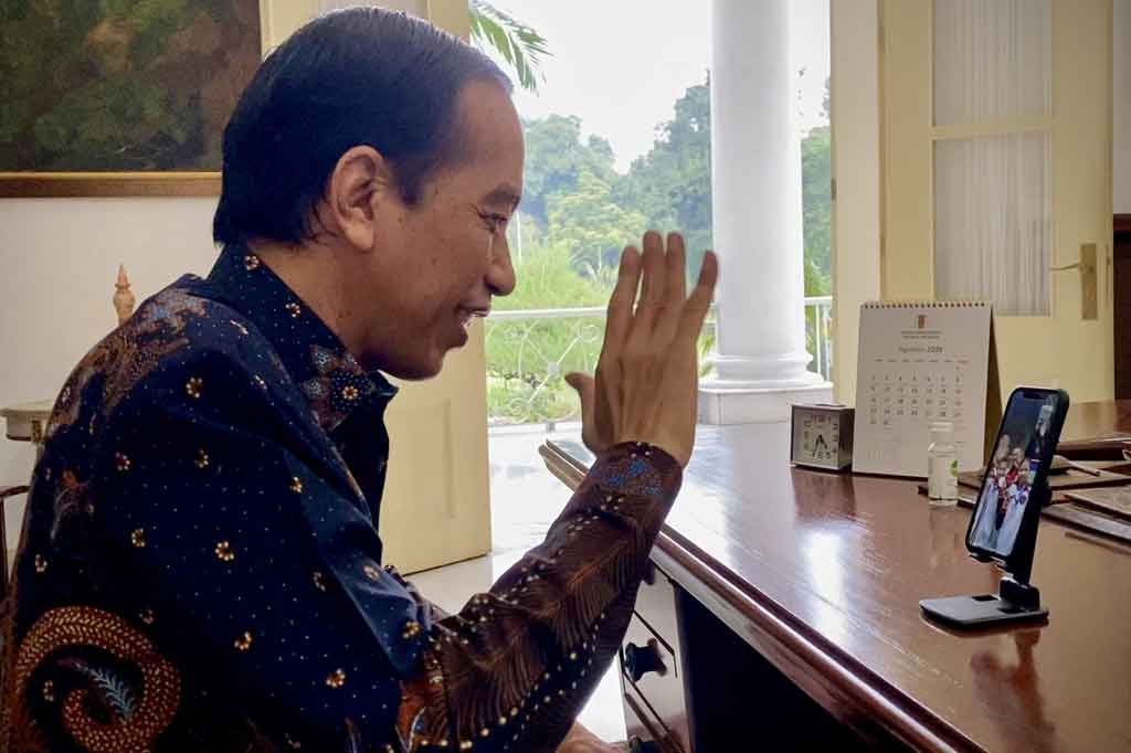 Melalui panggilan video yang dilakukan Presiden dari Istana Kepresidenan Bogor, Jawa Barat, pada Senin, 2 Agustus 2021 tersebut, Presiden juga mengucapkan terima kasih secara langsung kepada keduanya.