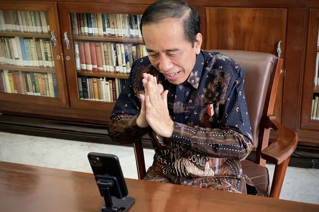 Dalam panggilan video lewat ponsel milik Ketua Umum Komite Olimpiade Indonesia (KOI) Raja Sapta Oktohari tersebut, tampak juga pelatih ganda putri Indonesia, Eng Hian. Presiden pun mengucapkan selamat kepada pelatih atas capaian atletnya meraih podium tertinggi di ajang Olimpiade Tokyo.