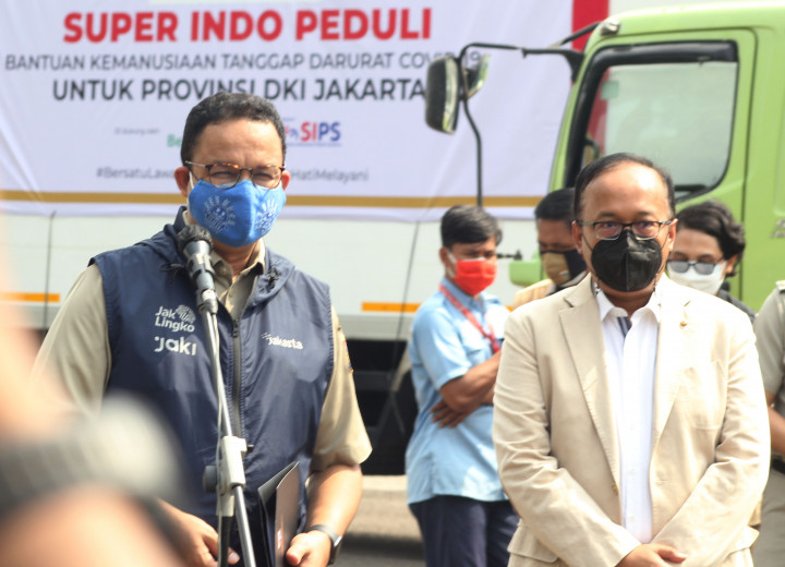 “Sebanyak 125 tabung oksigen medis ukuran 6 meter kubik, kondisi baru dan termasuk oksigen. Kemudian 50 medikal oksigen regulator dan 1000 paket sembako untuk tenaga kesehatan di garda terdepan,” ujar President Legal of Super Indo Bambang Triwicaksono di Monas, Jakarta.