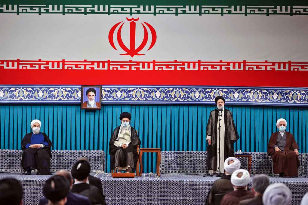 Raisi menggantikan presiden moderat Hassan Rouhani, yang pencapaian bersejarahnya adalah perjanjian nuklir 2015 antara Iran dan enam kekuatan besar.