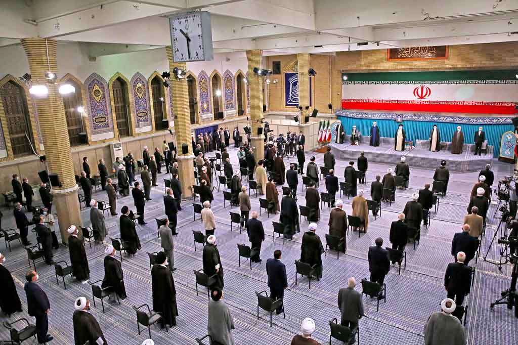 Raisi, dalam pidato pelantikannya, mengatakan pemerintahnya akan berusaha untuk mencabut sanksi AS yang menindas, tetapi tidak akan mengikat standar hidup bangsa dengan keinginan orang asing.