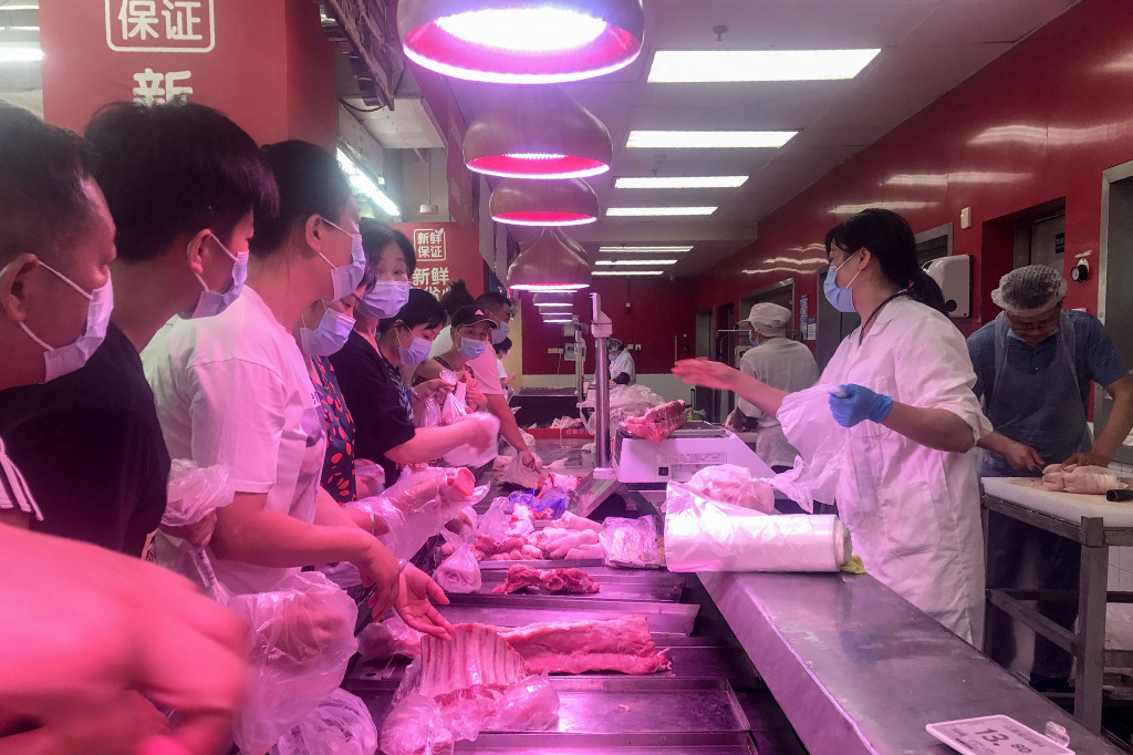 Warga membeli daging di supermarket di Wuhan, provinsi Hubei pada 2 Agustus 2021.