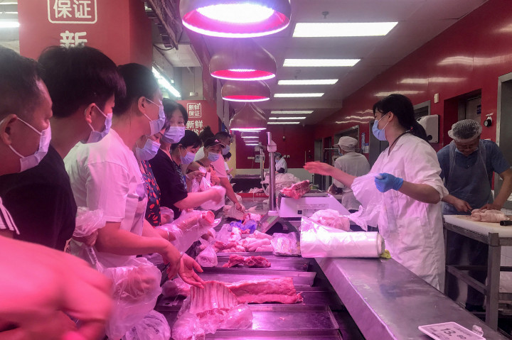 Warga membeli daging di supermarket di Wuhan, provinsi Hubei pada 2 Agustus 2021.
