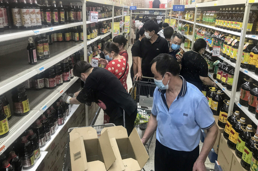 Orang-orang membeli barang di supermarket di Wuhan, provinsi Hubei pada 2 Agustus 2021.