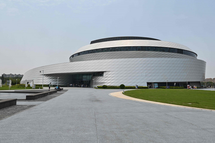 Planetarium Shanghai berdiri di lahan seluas 38 ribu meter persegi, atau sekitar lima kali luas lapangan bola. Pembangunannya menelan biaya sekitar 600 juta yuan. 