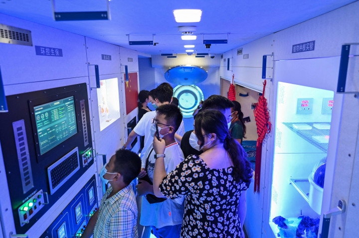 Selain itu, pengunjung juga bisa menyaksikan simulator bulan di Planetarium Shanghai.
