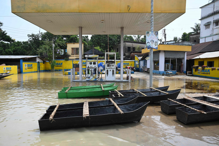 Banjir parah akibat hujan lebat membuat jalanan di Ghatal berubah bak sungai. 