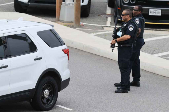Polisi berjaga-jaga di lokasi pascaterjadinya penembakan di stasiun kerta bawah tanah di luar Pentagon di Arlington, Virginia, pada Selasa, 3 Agustus 2021.