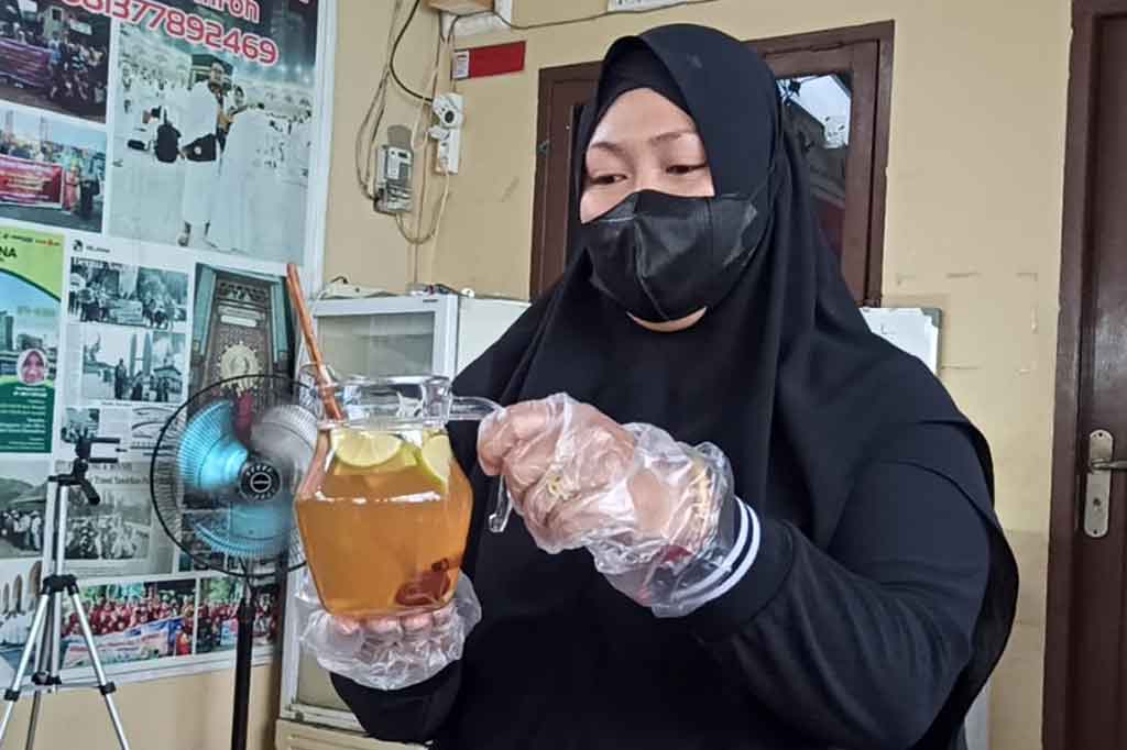 Menurut warga Palembang, Sumatra Selatan, itu, masyarakat luas memerlukan kepeduliannya meski bentuknya kecil. “Minuman kesehatan yang saya buat berupa rempah infused water, gratis untuk yang isolasi mandiri. Tak ada syarat khusus untuk bisa mendapatkannya, cukup (kirim pesan) Whatsapp melalui 081377892469 saja,” ujar Kirana, Selasa, 3 Agustus 2021.