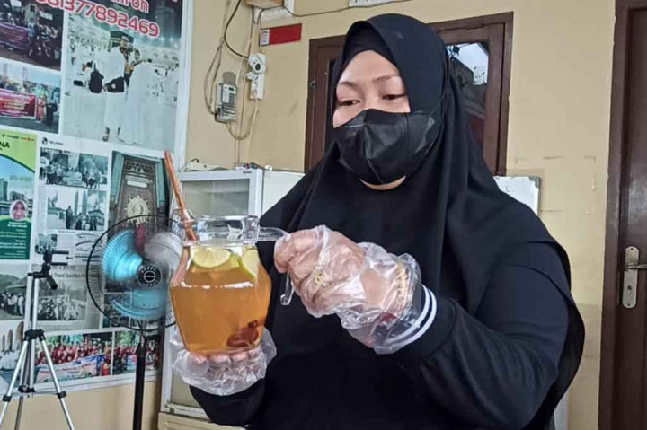 Menurut warga Palembang, Sumatra Selatan, itu, masyarakat luas memerlukan kepeduliannya meski bentuknya kecil. “Minuman kesehatan yang saya buat berupa rempah infused water, gratis untuk yang isolasi mandiri. Tak ada syarat khusus untuk bisa mendapatkannya, cukup (kirim pesan) Whatsapp melalui 081377892469 saja,” ujar Kirana, Selasa, 3 Agustus 2021.