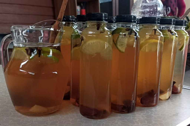 Sejak awal Juli, aku Kirana, ia membuat minuman rempah infused water untuk meningkatkan kesehatan karena sadar pentingnya kesehatan dan imun tubuh di tengah pandemi saat ini. Minuman tersebut terdiri dari rebusan kurma, jahe, madu, kayu manis, cengkih, lemon, jeruk nipis, dan air zamzam.