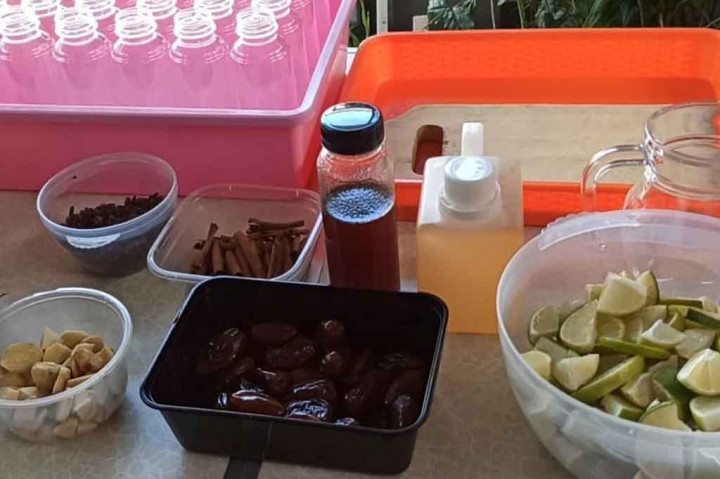 Menurut Kirana, banyak manfaat dari rempah infused water yang dibuatnya, di antaranya menaikkan daya imun tubuh serta membantu mengatasi fl u, demam, batuk, pilek, dan ngilu tulang.