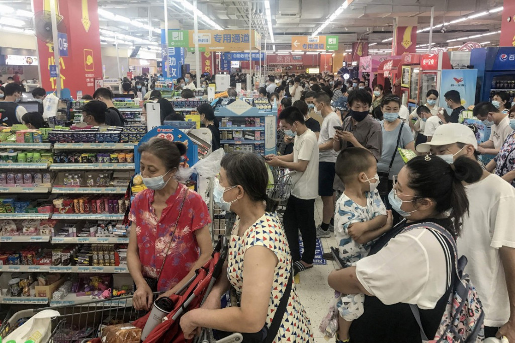 Pihak berwenang Wuhan akan melakukan tes Covid-19 terhadap seluruh penduduk, setelah kota di Tiongkok Tengah ini melaporkan infeksi lokal pertamanya dalam lebih dari setahun. Hal ini membuat sejumlah warga tampak memadati supermarket di Wuhan untuk membeli berbagai kebutuhan pokok.