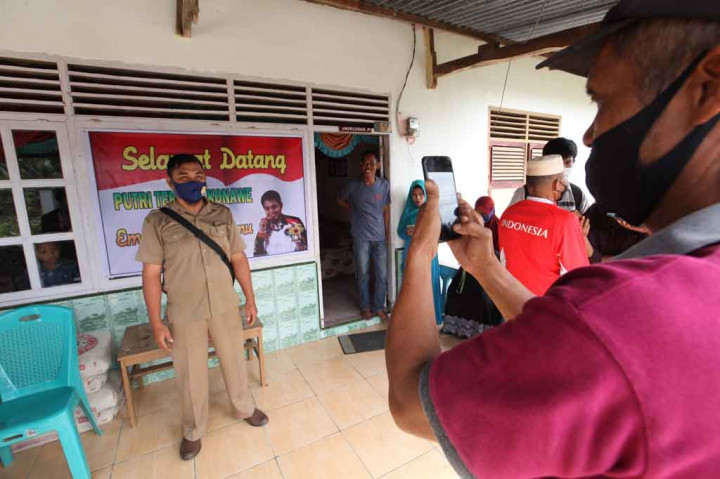 Kediaman Apriyani Rahayu ramai dikunjungi warga untuk mengucapkan selamat dan berswa foto di Desa Lawulo, Konawe, Sulawesi Tenggara, Selasa, 3 Agustus 2021. 