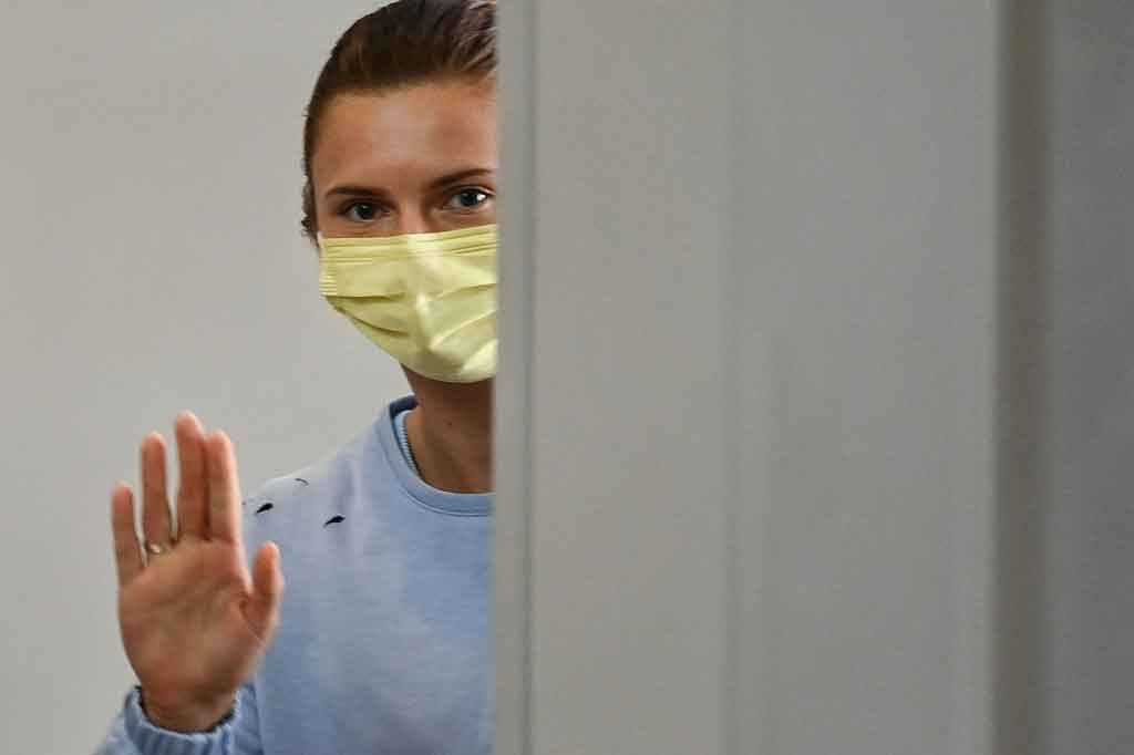 Krystsina Tsimanouskaya, atlet Belarusia yang dipaksa keluar dari Olimpiade Tokyo oleh timnya akhir pekan lalu, meninggalkan Jepang menuju Polandia, dari Bandara Internasional Narita, Rabu, 4 Agustus 2021. 