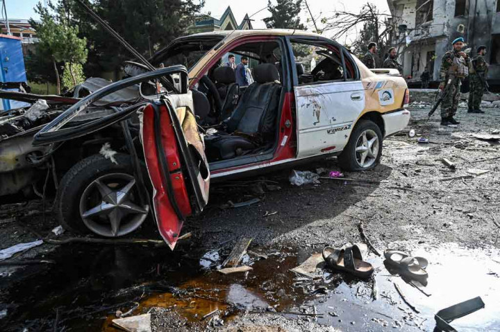 Bom pertama meledak di Kabul tengah pada Selasa malam, mengirimkan gumpalan asap tebal ke langit. Kurang dari dua jam setelah bom mobil diledakkan, ledakan keras lainnya diikuti oleh ledakan yang lebih kecil dan tembakan sporadis mengguncang Kabul, juga di dekat Zona Hijau dengan keamanan tinggi yang menampung beberapa kedutaan, termasuk misi AS.