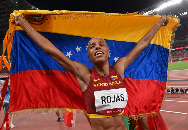 Atlet Venezuela Yulimar Rojas melakukan selebrasi usai memenangkan final lompat jangkit putri di Olimpiade Tokyo 2020 di Tokyo, Jepang, Minggu, 1 Agustus 2021.