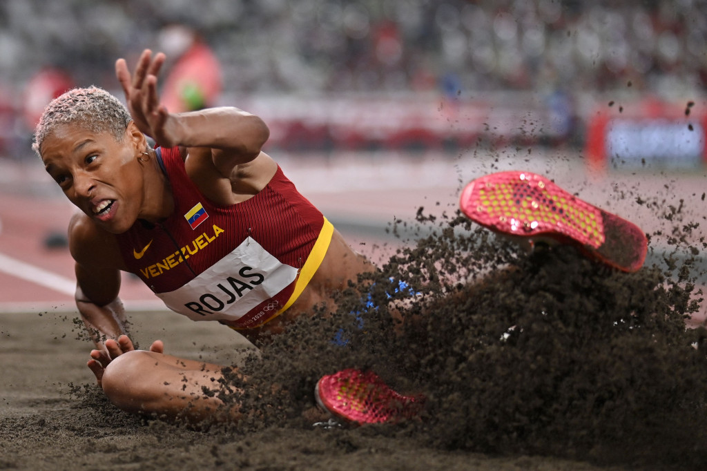 Atlet Venezuela Yulimar Rojas berlaga pada final lompat jangkit putri Olimpiade Tokyo 2020 di Tokyo, Jepang.