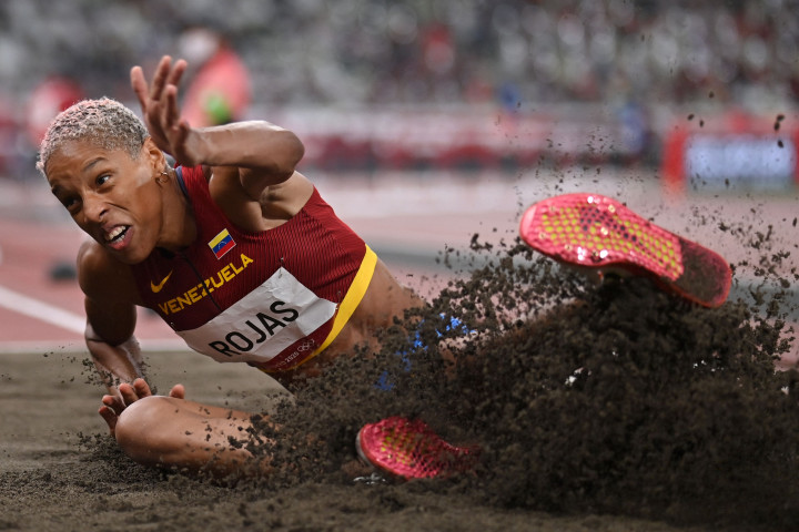 Atlet Venezuela Yulimar Rojas berlaga pada final lompat jangkit putri Olimpiade Tokyo 2020 di Tokyo, Jepang.
