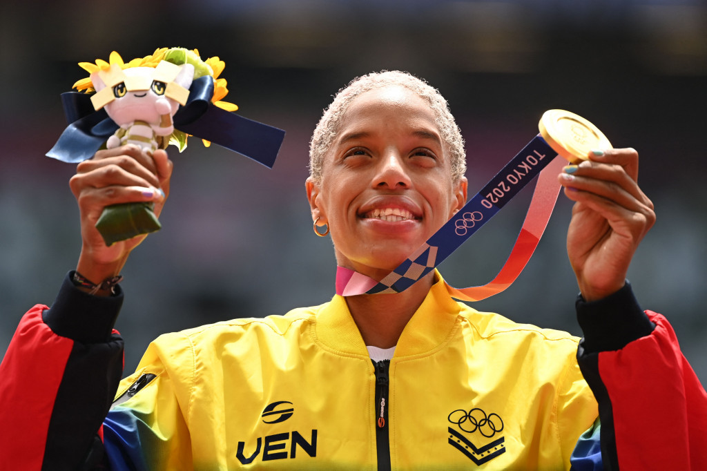 Wanita 25 tahun ini meraih emas cabang olahraga atletik Olimpiade Tokyo 2020.