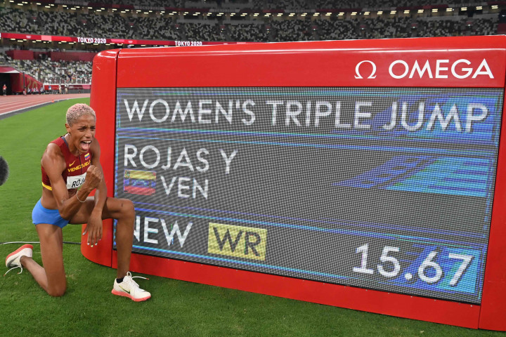 Rojas membukukan lompatan sejauh 15,67 meter di Tokyo dan menggusur nama atlet Ukraina Inessa Kravets, yang sebelumnya memegang rekor lompat jangkit putri dengan lompatan sejauh 15,50 meter di Gothenburg pada Agustus 1995..
