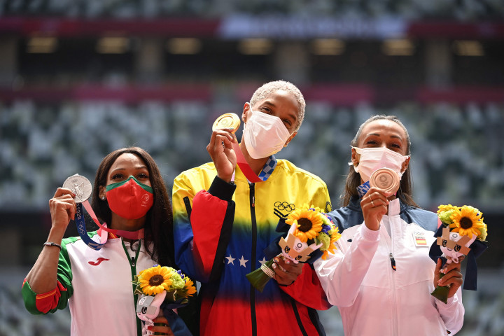 Sementara itu medali perak dimenangi oleh Patricia Mamona dengan lompatan sejauh 15,01 meter yang juga memecahkan rekor nasional Portugal.