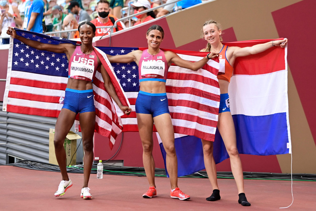 Pelari Amerika Serikat, Sydney McLaughlin (tengah), berfoto bersama pelari Amerika lainnya, Dalilah Muhammad (kiri), dan pelari Belanda, Femke Bol, seusai menyelesaikan final lari gawang 400 meter putri Olimpiade Tokyo 2020 di Stadion Olimpiade, Tokyo, Jepang, Rabu, 4 Agustus 2021. Mclaughlin meraih emas, Dalilah meraih perak, sedangkan Bol meraih perunggu pada nomor ini.