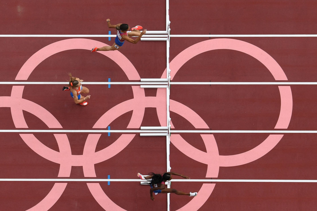 Pelari Amerika Serikat, Sydney McLaughlin (atas), tertinggal dari pelari Amerika lainnya, Dalilah Muhammad (bawah), pada awal-awal final lari gawang 400 meter putri Olimpiade Tokyo 2020 di Stadion Olimpiade, Tokyo, Jepang, Rabu, 4 Agustus 2021. Menjelang garis akhir, Mclaughlin bisa mendahului Dalilah dan finis dengan waktu 51,46 detik.