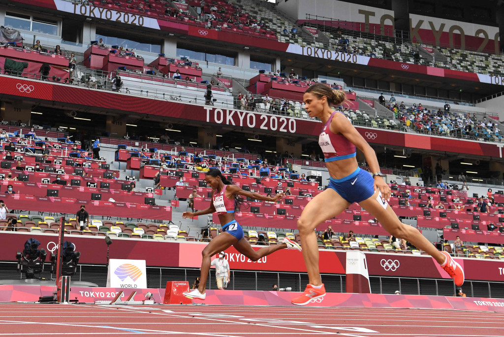 Pelari Amerika Serikat, Sydney McLaughlin (kanan), saat menyentuh garis finis pada final lari gawang 400 meter putri Olimpiade Tokyo 2020 di Stadion Olimpiade, Tokyo, Jepang.