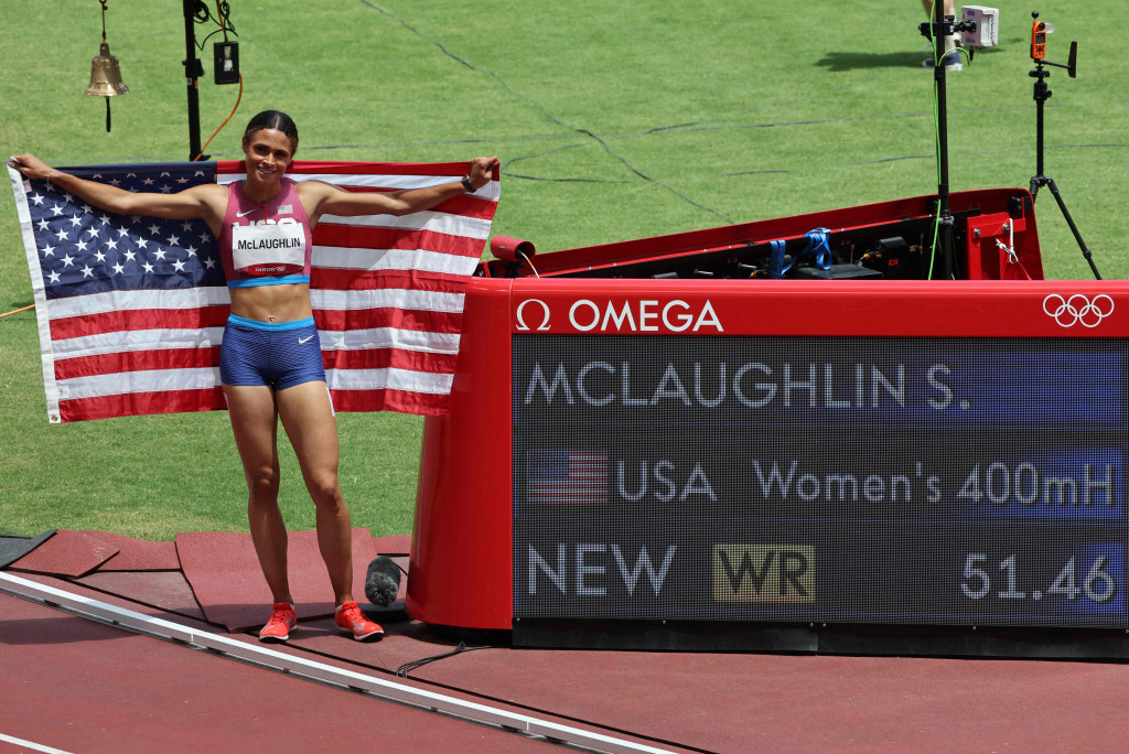 Pelari Amerika Serikat, Sydney McLaughlin, berpose dengan papan catatan skor seusai meraih emas dan memecahlan rekor dunia dan Olimpiade pada final lari gawang 400 meter putri Olimpiade Tokyo 2020 di Stadion Olimpiade, Tokyo, Jepang.