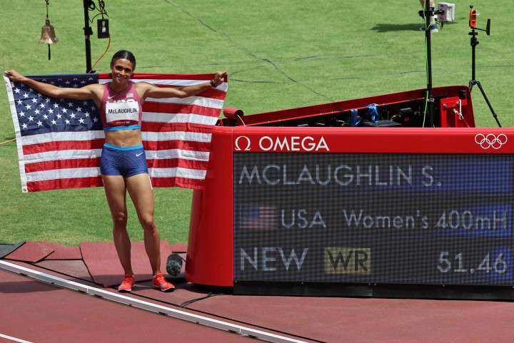 Pelari Amerika Serikat, Sydney McLaughlin, berpose dengan papan catatan skor seusai meraih emas dan memecahlan rekor dunia dan Olimpiade pada final lari gawang 400 meter putri Olimpiade Tokyo 2020 di Stadion Olimpiade, Tokyo, Jepang.