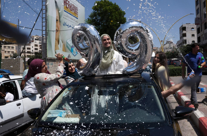 Perayaan ini merupakan salah satu bentuk untuk meluapkan kegembiraan mereka usai lulus dengan nilai 99/100, di Kota Hebron, Tepi Barat.