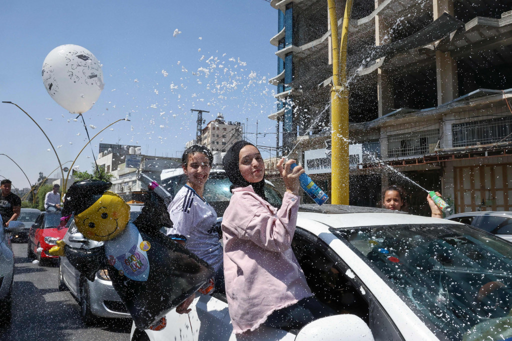 Perayaan kelulusan tersebut mereka lakukan dengan pawai menggunakan mobil sambil menyemprotkan busa.