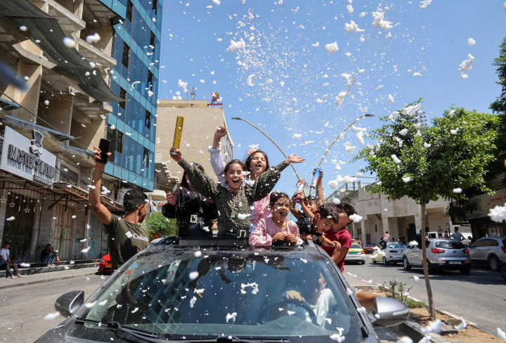 Siswa SMP di Palestina merayakan kelulusan usai mengikuti ujian akhir yang dikenal sebagai 