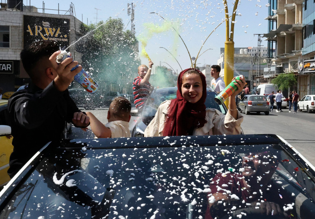 Aksi ini sebagai bentuk tradisi mereka untuk merayakan kelulusan usai mengikuti ujian akhir yang dikenal sebagai 