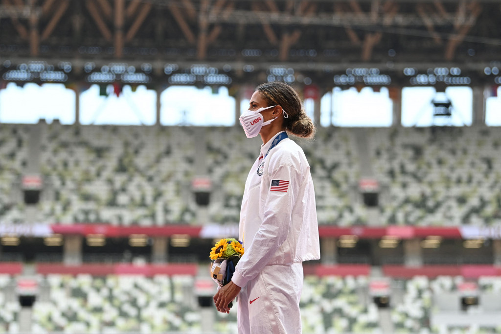 Di media sosial, kini ramai diperbincangkan masker yang digunakan oleh atlet Negeri Paman Sam. Mereka dibandingkan dengan Bane, tokoh fiktif yang menjadi musuh Batman.