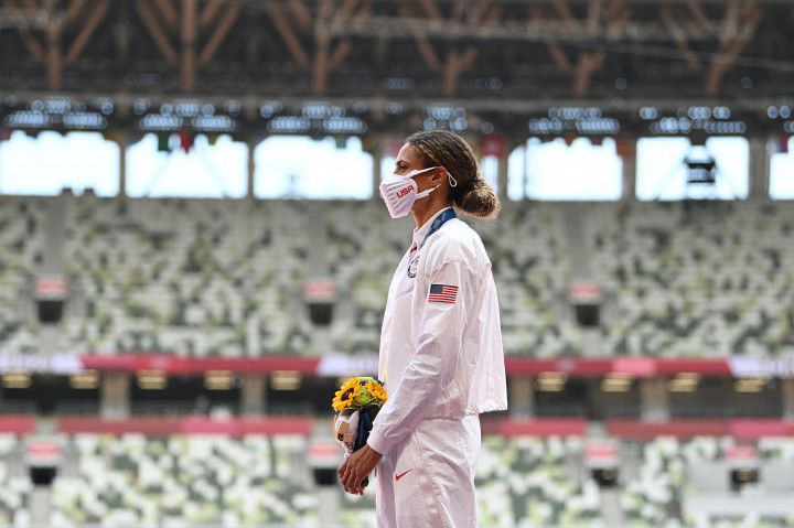 Di media sosial, kini ramai diperbincangkan masker yang digunakan oleh atlet Negeri Paman Sam. Mereka dibandingkan dengan Bane, tokoh fiktif yang menjadi musuh Batman.