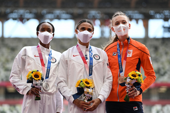 Dikutip dari laman Insider, masker yang digunakan oleh kontingen Amerika Serikat di Olimpiade Tokyo ini memiliki bentuk lipatan seperti origami. Rupanya, masker tersebut buatan apparel olahraga terkenal yaitu Nike.