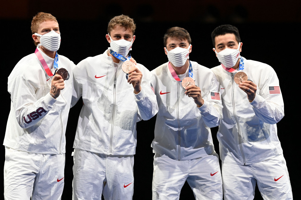 Pakar tekstil dan profesor terkemuka University of California, You-Lo Hsieh, mengatakan bahwa meskipun desainnya unik, masker buatan Nike ini tidak akan menghalangi aerosol yang mengandung virus korona.