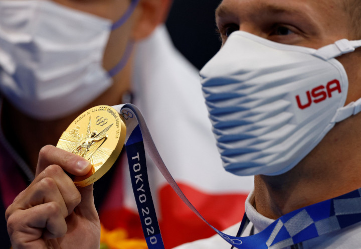 Jika melihat masker yang digunakan kontingen AS, memang terlihat sekali perbedaan dengan milik wakil negara lain. Di mana masker atlet AS terlihat tebal dan besar.