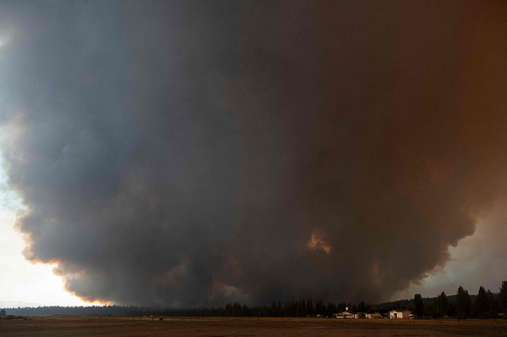 Asap hitam mengepul dari api Dixie mengepul menuju Chester California.