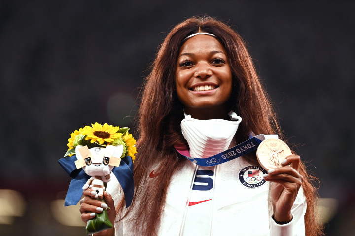 Meskipun kemudian di Olimpiade Tokyo 2020 ia hanya berhasil medali perunggu dengan catatan waktu 21,87, lebih lambat dibanding catatan waktu terbaiknya.
