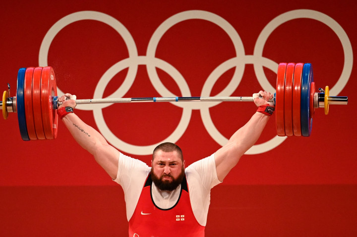 Lifter Georgia, Lasha Talakhadze, memecahkan rekor dunia ketika memenangkan medali emas angkat besi kategori putra +109 kg yang digelar Rabu, 4 Agustus 2021.