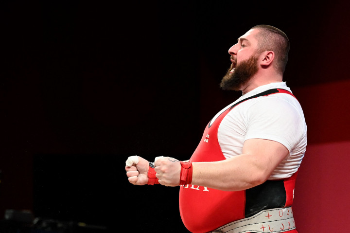 Talakhadze memecahkan rekornya sendiri yang ia ukir pada April 2021 lalu. Pada Kejuaraan Angkat Besi Eropa, Talakhadze mencatatkan 222kg pada sesi snatch, 263 kg pada sesi clean & jerk, dan total 485 kg.