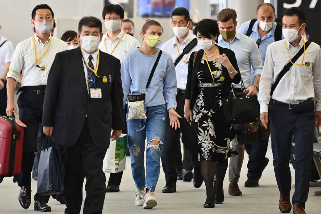 Krystsina Tsimanouskaya, atlet Belarusia yang dipaksa keluar dari Olimpiade Tokyo oleh timnya akhir pekan lalu, meninggalkan Jepang menuju Polandia, dari Bandara Internasional Narita, Rabu, 4 Agustus 2021. 