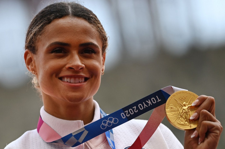 Atlet Amerika Serikat Sydney McLaughlin memecahkan rekor atas namanya sendiri pada nomor lari gawang 400 meter putri untuk memenangi medali emas Olimpiade Tokyo 2020. Bertanding di Stadion Olimpiade pada Rabu, 4 Agustus 2021, ia memecahkan rekor dengan catatan waktu 51,46 detik.