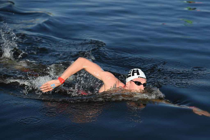 Florian Wellbrock dari Jerman bersaing untuk merebut medali emas dalam nomor renang maraton 10km putra Olimpiade Tokyo 2020 di Odaiba Marine Park, Tokyo, Kamis, 5 Agustus 2021.