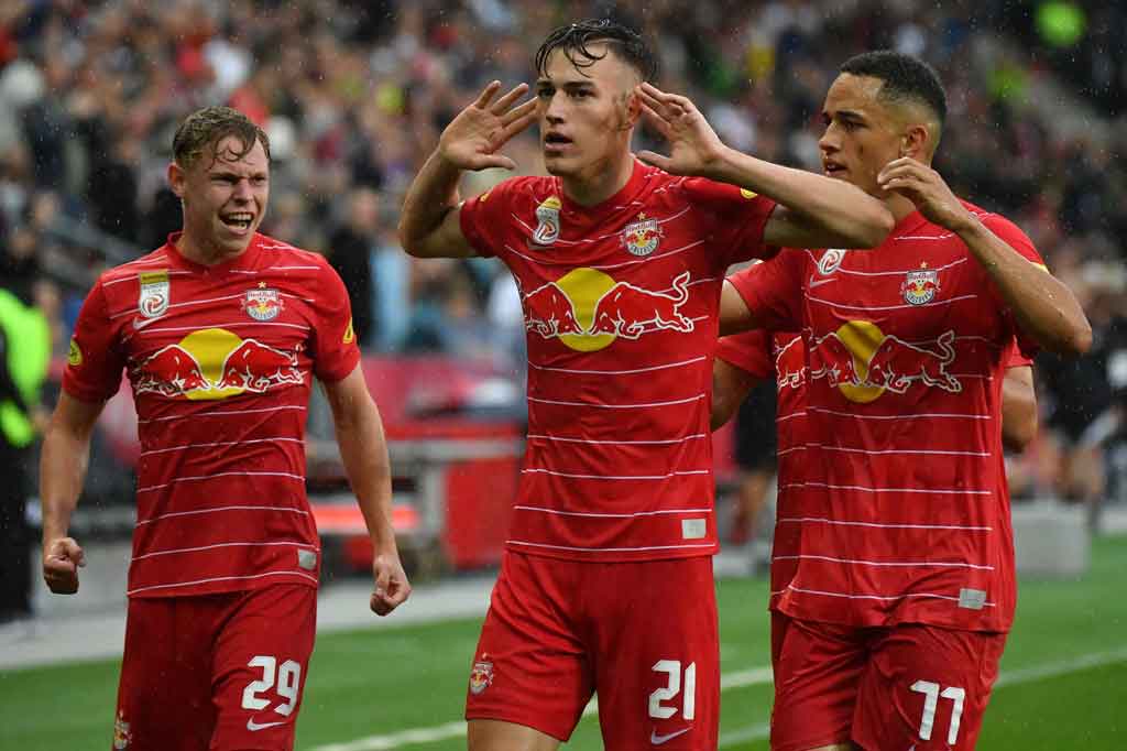 Menguasai jalannya pertandingan, Barcelona justru tertinggal terlebih dahulu lewat gol Luka Sucic dua menit sebelum babak pertama usai.